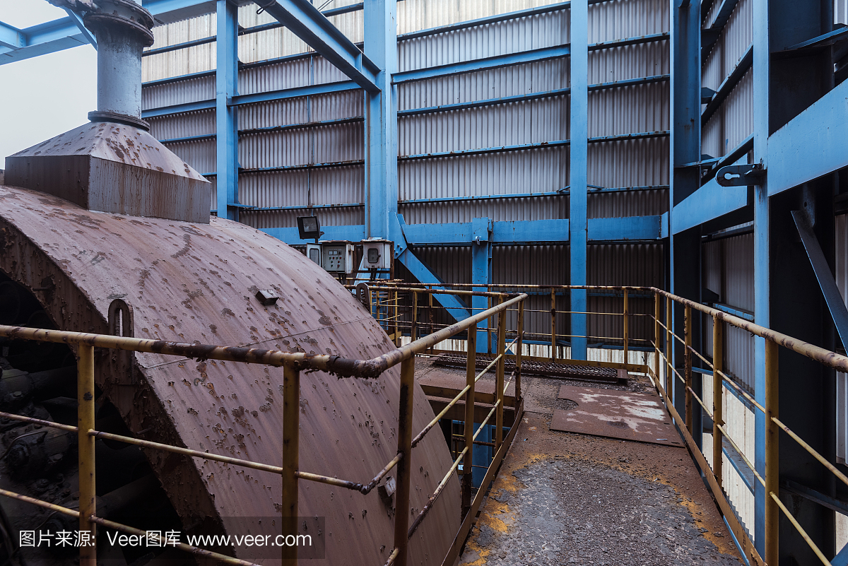 一個廢棄的鋼鐵廠內部